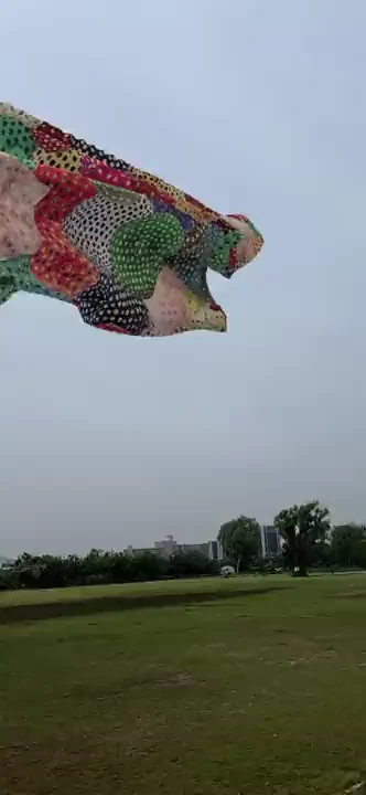 荒川河川敷の空へ巨大な点描作品が現れる実際のAR画面