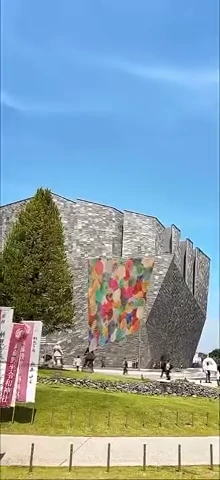 角川武蔵野ミュージアムの石の外壁へ点描作品が大きく現れる実際のAR画面