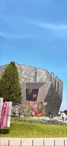 点描作品の中央が開き立体的なモチーフが現れ始めるAR画面